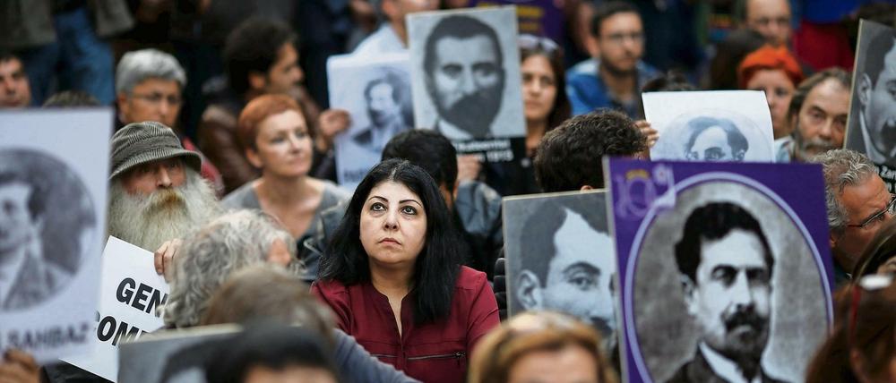 Stilles Gedenken. Demonstranten erinnern im April dieses Jahres in Istanbul an die massenhafte Ermordung von Armeniern durch das Osmanische Reich im Jahr 2015.