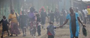 Tränengas über Kibera am 23. Mai diesen Jahres. Die Opposition protestiert gegen die Kommission für die Vorbereitung der Parlamentswahlen im nächsten Jahr. Sie halten die Kommission für korrupt. 