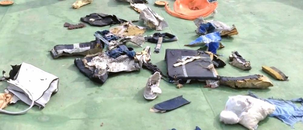 Im Mittelmeer in der Nähe der Absturzstelle aufgefundene Überreste aus der EgyptAir-Maschine.