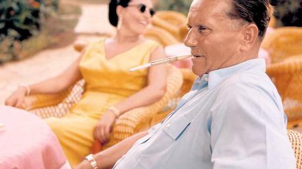 „Ein Revolutionär sollte niemals heiraten“, sagte Tito nach einem Streit mit seiner dritten Ehefrau Jovanka (im Bild: die Eheleute Broz 1956 auf der Adria-Insel Vanga). 1977 trennten sich die beiden und Jovanka verschwand aus der Öffentlichkeit. 2013 starb Titos Witwe verarmt in Belgrad. 