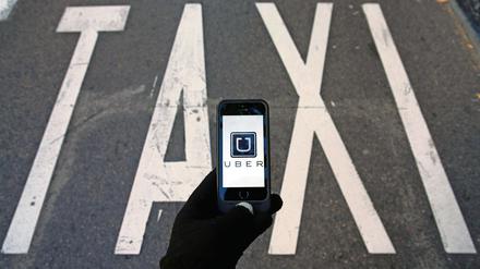 Abfahren per App. Online-Vermittler wie Uber machen der traditionellen Taxi-Branche schwer zu schaffen. In Deutschland untersagten Gerichte den Dienst, weil den Fahrern die nötige Lizenz fehlte. In Berlin kann man mit Uber nur noch Taxis bestellen.