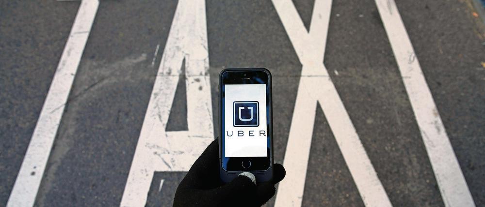Abfahren per App. Online-Vermittler wie Uber machen der traditionellen Taxi-Branche schwer zu schaffen. In Deutschland untersagten Gerichte den Dienst, weil den Fahrern die nötige Lizenz fehlte. In Berlin kann man mit Uber nur noch Taxis bestellen.
