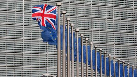 Union Jack und Europa-Flaggen in Brüssel.