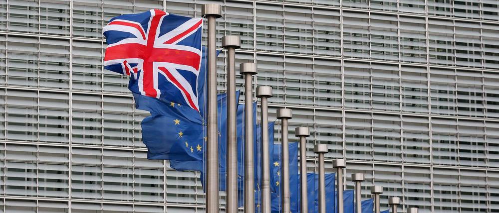 Union Jack und Europa-Flaggen in Brüssel.