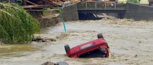 Wassermassen bahnen sich ihren Weg durch das Stadtzentrum von Simbach am Inn (Bayern).