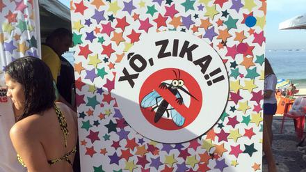 Anti-Zika-Kampagne an einem Strand in Rio de Janeiro