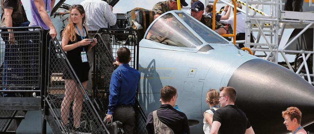 Besucher können unter anderem in einem Tornado probesitzen.