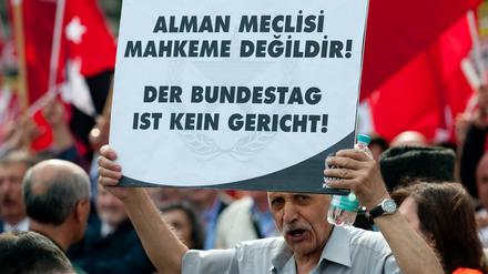 Ein Teilnehmer einer Demonstration auf dem Potsdamer Platz gegen die geplante Armenien-Resolution.