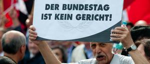 Ein Teilnehmer einer Demonstration auf dem Potsdamer Platz gegen die geplante Armenien-Resolution.