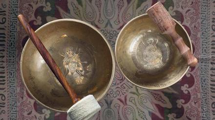 Wer nimmt den Klöppel in die Hand? Tibetische Klangschalen in geduldiger Erwartung lang anhaltender Resonanz. 