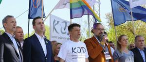 Mateusz Kijowski (Mitte, im braunen Jacket, mit Mikrofon) bei einer Pro-Europa-Demonstration des Komitees zur Verteidigung der Demokratie (KOD) Anfang Mai.