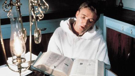 A book a day keeps the doctor away. Oskar Werner am Set von François Truffauts "Fahrenheit 451" (1966).