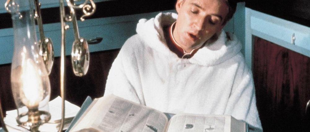 A book a day keeps the doctor away. Oskar Werner am Set von François Truffauts "Fahrenheit 451" (1966).