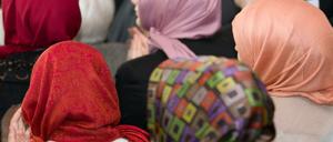 Frauen mit Kopftuch, aufgenommen am 30.10.2012 im Friedenssaal vom Rathaus Osnabrück (Niedersachsen).