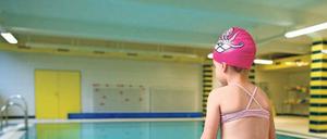 ngst vor dm Sprung. Viele Kinder trauen sich auch im Schulalter nicht ins Wasser – oft ein Versäumnis der Eltern. 