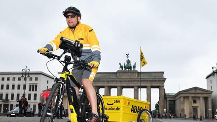 Der ADAC setzt ab sofort in Berlin zwei E-Bikes für die Hilfe bei Pannen von Autofahrern ein. 