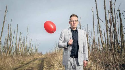 So geht gute Laune. Sven van Thom ist in einem Brandenburger Dorf aufgewachsen und hat früher mit seinem Opa Schlager gehört. 