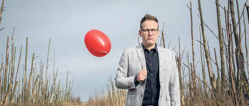 So geht gute Laune. Sven van Thom ist in einem Brandenburger Dorf aufgewachsen und hat früher mit seinem Opa Schlager gehört.
