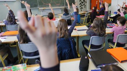 Blick in ein Klassenzimmer.