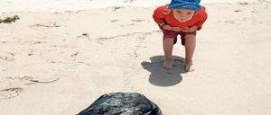 Konfrontation mit dem Tod. Auch einen gestorbenen Vogel zu beerdigen, kann Kindern helfen, sich dem Thema anzunähern. 