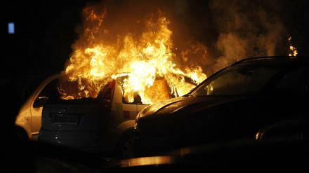 Ständig zünden Unbekannte Autos an (Symbolfoto).