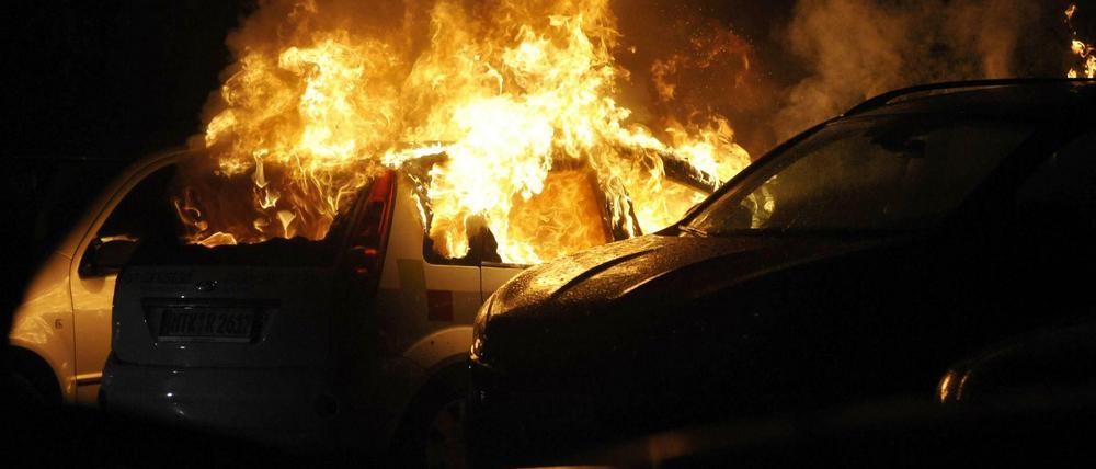 Ständig zünden Unbekannte Autos an (Symbolfoto).