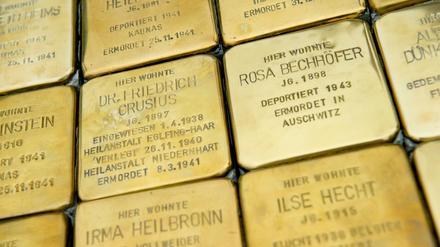Stolpersteine mit den Namen von deportierten Juden
