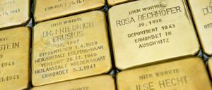 Stolpersteine mit den Namen von deportierten Juden