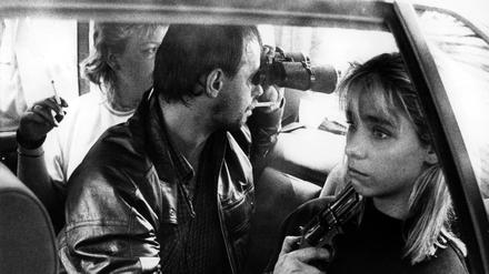 Dieter Degowski bedroht am 18.08.1988 in Köln die Geisel Silke Bischoff mit einer Waffe. Hans-Jürgen Rösner und Dieter Degowski hatten in Gladbeck-Rentfort eine Bank überfallen und zwei Geiseln genommen. 
