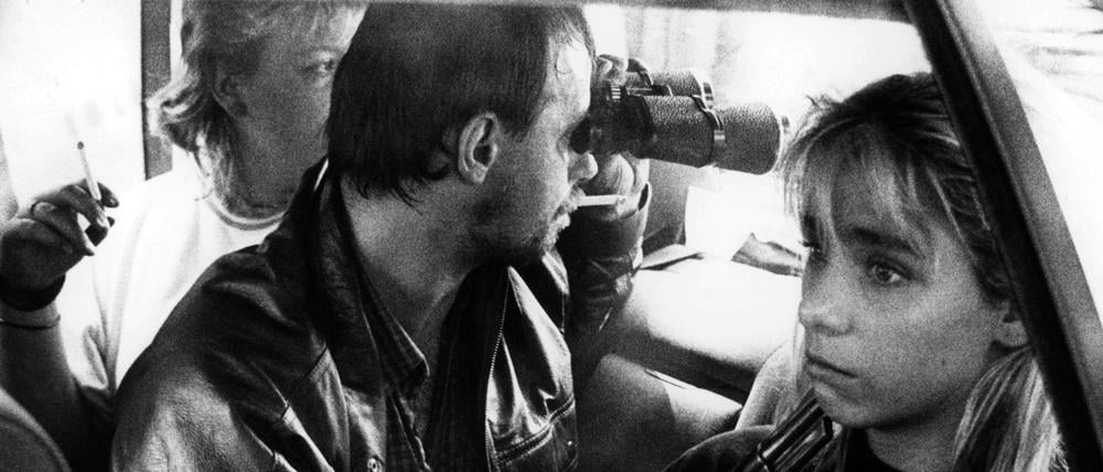 Dieter Degowski bedroht am 18.08.1988 in Köln die Geisel Silke Bischoff mit einer Waffe. Hans-Jürgen Rösner und Dieter Degowski hatten in Gladbeck-Rentfort eine Bank überfallen und zwei Geiseln genommen.