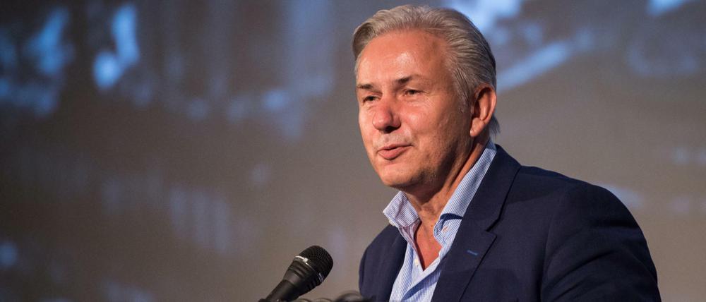Klaus Wowereit, ehemaliger Regierender Bürgermeister und Mitglied im VBKI-Präsidium, spricht im Kino Babylon.