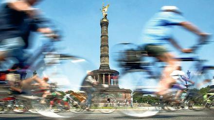 Höhepunkt. Alle Routen der Fahrradsternfahrt führen über eine Autobahn – Avus oder A 100 – und führen dann um die Siegessäule zum Umweltfestival. 