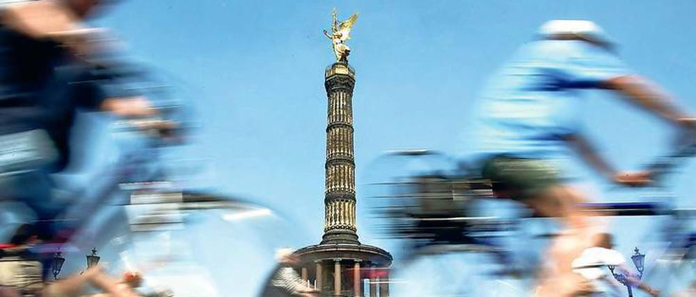 Höhepunkt. Alle Routen der Fahrradsternfahrt führen über eine Autobahn – Avus oder A 100 – und führen dann um die Siegessäule zum Umweltfestival.