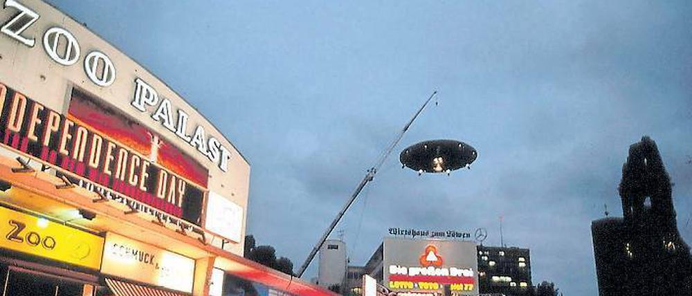 Für die Premiere von „Independence Day“ vor 20 Jahren war nichts zu teuer. Selbst eine Fliegende Untertasse kam vor dem Zoo-Palast zum Einsatz.