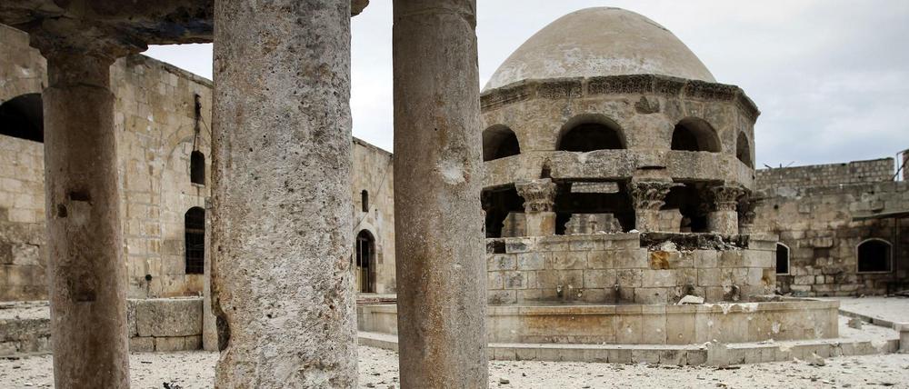 Die Schäden am syrischen Kulturerbe sind überall groß, nicht nur in Palmyra und Aleppo, sondern auch in der Provinz, wie hier in Maaret A-Numan, wo es die Moschee schwer getroffen hat (2012). Viel junge syrische Experten forderten auf der Unesco-Konferenz zu Syrien im Auswärtigen Amt die Einbezieung lokaler Gruppen, die oft unter Lebensgefahr sich für den Schutz des Kulturerbes engagierten.