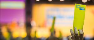 Delegierte halten am 24.04.2016 bei einer Abstimmung beim Bundesparteitag der Freien Demokratischen Partei (FDP) in Berlin ihre Stimmkarten hoch.