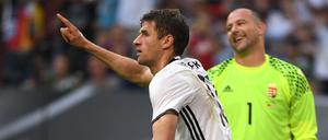 Thomas Müller freut sich auf seine Weise über das Tor zum 2:0.
