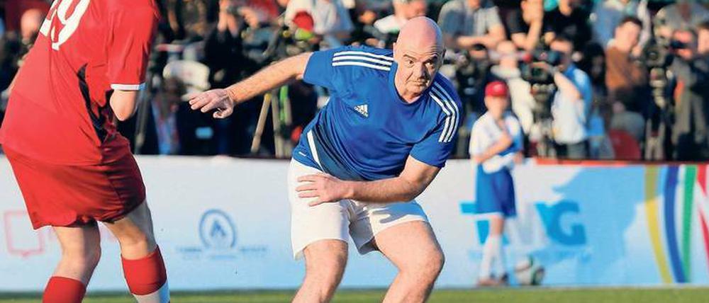 Nicht stilsicher. Infantino gibt alles andere als eine gute Figur ab.