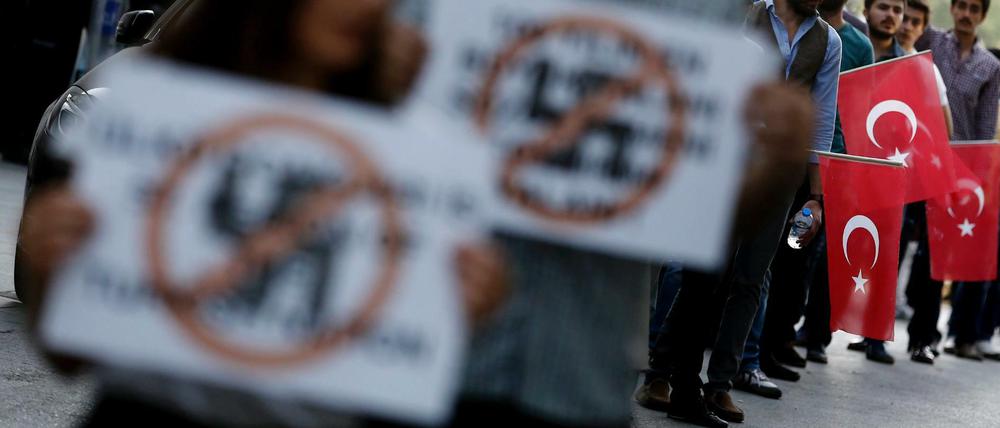 Protest gegen die Armenien-Resolution vor der deutschen Botschaft in Istanbul