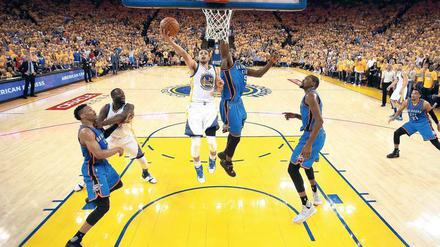 Stephen Curry (links) erzielte im entscheidenden siebten Spiel 36 Punkte.