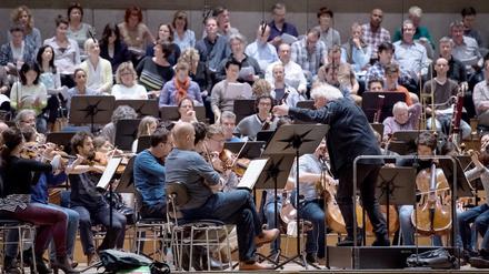 Simon Rattle bei einer Protestaktion mit dem Chor und dem BR-Symphonieorchester gegen die drohende Schließung des EUYO.