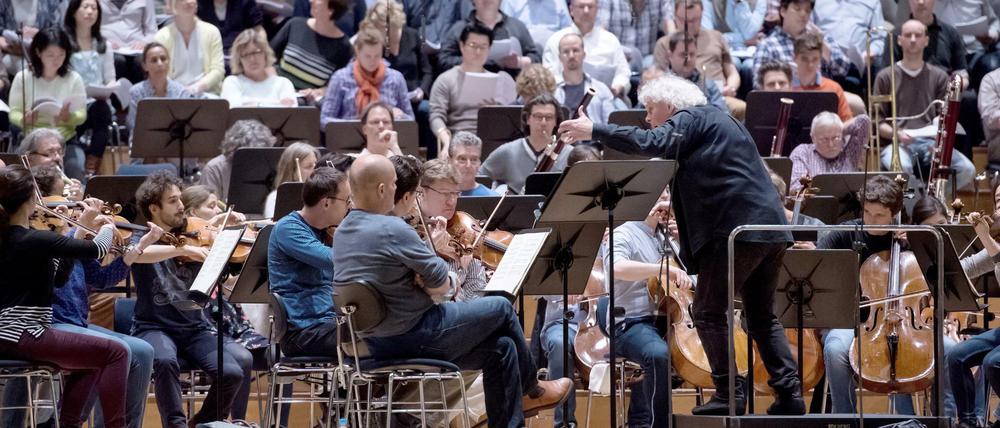 Simon Rattle bei einer Protestaktion mit dem Chor und dem BR-Symphonieorchester gegen die drohende Schließung des EUYO.