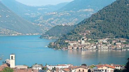 Der Iseosee mit dem Ort Sulzano im Vordergrund. Zum Ort Peschiera Maraglio auf der Insel Monte Isola gegenüber werden gut zwei Wochen lang die „Floating Piers“ führen.