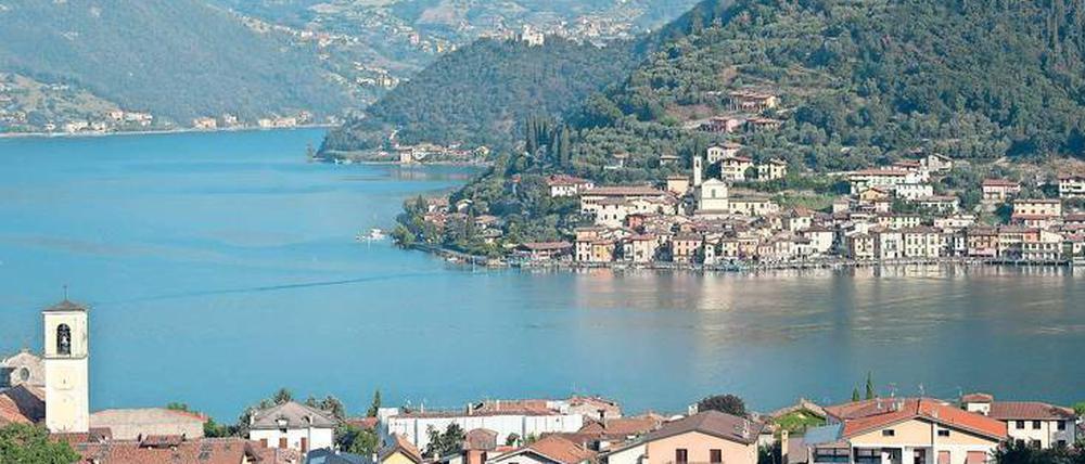 Der Iseosee mit dem Ort Sulzano im Vordergrund. Zum Ort Peschiera Maraglio auf der Insel Monte Isola gegenüber werden gut zwei Wochen lang die „Floating Piers“ führen.