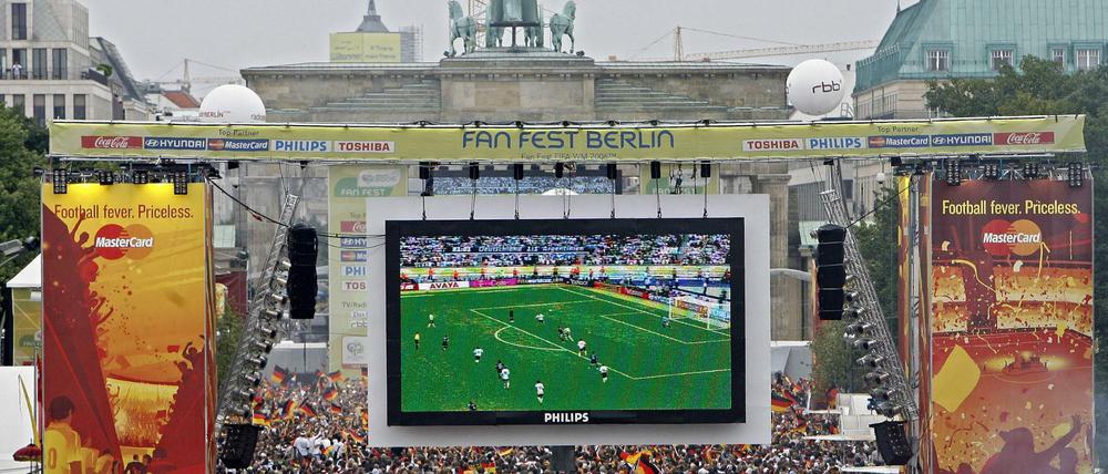 Seit 2006 gehört sie fest zum Fußball-Kalender: die Fanmeile in Berlin.
