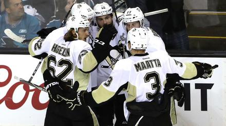 Die Spieler der Pittsburgh Penguins feiern ihren 3:1-Sieg in San Jose.