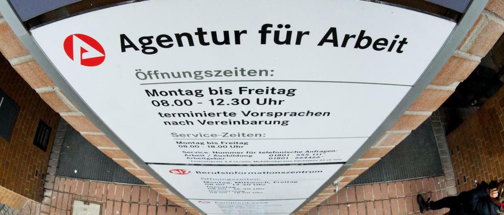 Eine Frau betritt die Agentur für die Arbeit in Hannover.