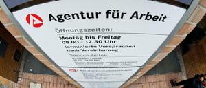 Eine Frau betritt die Agentur für die Arbeit in Hannover.
