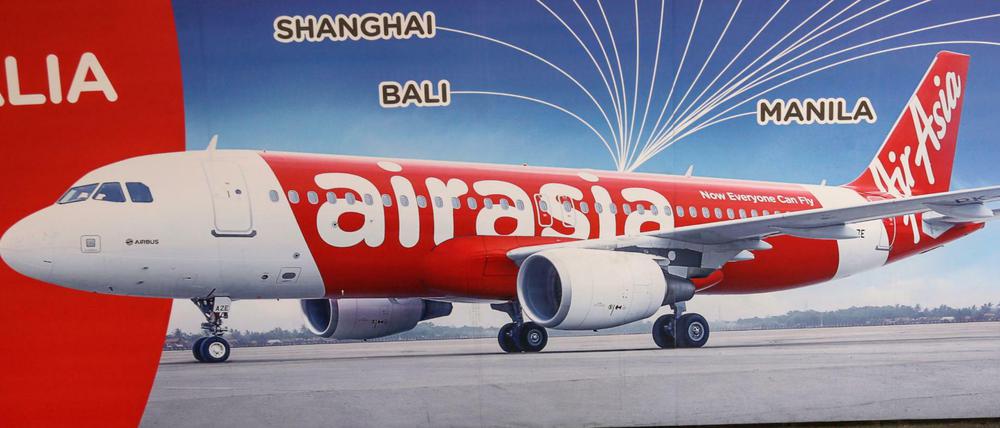 Ein Werbeplakat der Fluglinie AirAsia in Kuala Lumpur, Malaysia.