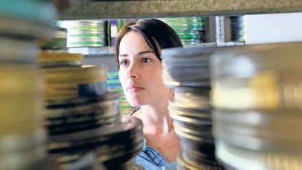 Mor Kaplansky blickt durchs Filmarchiv.
